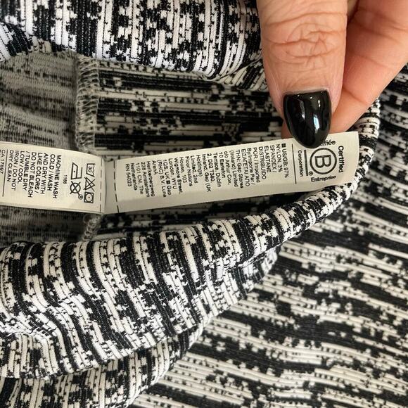 Athleta Flurry Black White Long Sleeve Turtleneck Cold Weather Top Size M - Picture 10 of 10